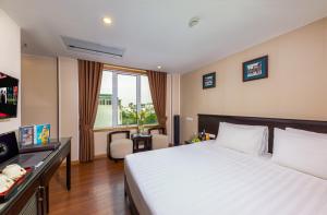 Postel nebo postele na pokoji v ubytování Centre Point Hanoi Hotel