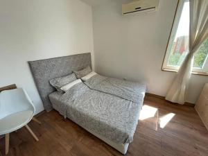 Säng eller sängar i ett rum på sunny view central