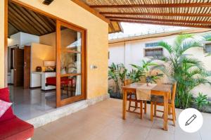 吉利特拉旺安三潭吉利小屋酒店的房子里有桌子和椅子的露台