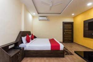 een hotelkamer met een bed en een televisie bij Fun and Food Resort & Holidays in Harsola