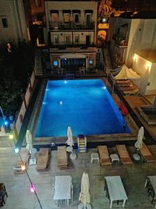 - une vue sur la grande piscine dans l'établissement GTH GLORİA GÜMBET HOTEL, à Bodrum City