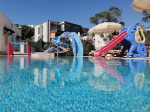 - une piscine avec un parc aquatique doté d'un toboggan dans l'établissement GTH GLORİA GÜMBET HOTEL, à Bodrum City