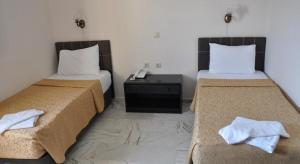 deux lits dans une chambre avec des serviettes sur les lits dans l'établissement GTH GLORİA GÜMBET HOTEL, à Bodrum City 5 autres photos