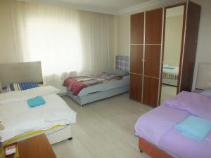 安卡拉的住宿－Civan Apart，一间卧室配有两张床和橱柜