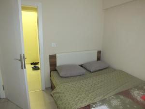 安卡拉的住宿－Civan Apart，一间小卧室,配有带两个枕头的床