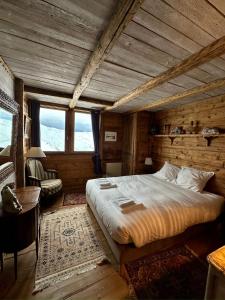 ヴァル・トランスにあるPenthouse au cœur de Val Thorensの木製の部屋に大型ベッドが備わるベッドルーム1室が備わります。