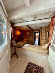 ヴァル・トランスにあるPenthouse au cœur de Val Thorensのログキャビン内のベッド2台が備わる部屋です。