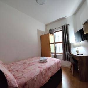 Postel nebo postele na pokoji v ubytování Liverpool City Centre Private Rooms including smart TVs - with Shared Bathroom