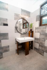 坦加拉的住宿－Dream Villa - Tangalle，一间带水槽和镜子的浴室