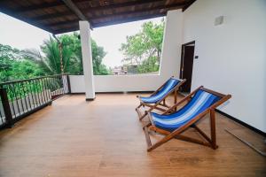 坦加拉的住宿－Dream Villa - Tangalle，两把蓝色椅子坐在一个美景阳台