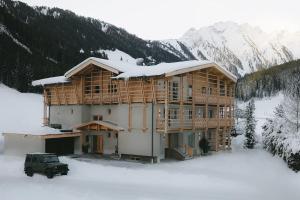 ein Haus im Bau im Schnee in den Bergen in der Unterkunft FRÄULEIN NANNERL - Boutique Aparthotel in Gerlos