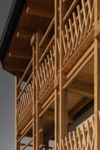 eine Holztreppe in einem Gebäude in der Unterkunft FRÄULEIN NANNERL - Boutique Aparthotel in Gerlos