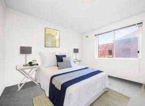 Un pat sau paturi într-o cameră la Entry-level, Spacious Oasis