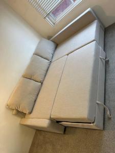 eine Couch in der Ecke eines Zimmers in der Unterkunft Entry-level, Spacious Oasis in Sydney