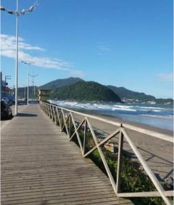 ナヴェガンテスにあるResidencial Atalaia - Praia do Gravatá - Beto Carrero Worldの海沿いの木造遊歩道