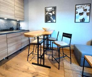 a kitchen with a table and chairs in a room at Apartman 519 - Aparthotel Vučko in Jahorina