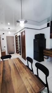 una sala da pranzo con tavolo e sedie in legno di Водопійна 25 CityRooms a Bila Cerkva