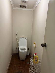 uma pequena casa de banho com WC num quarto em A private room in a homestay!! em Bankstown