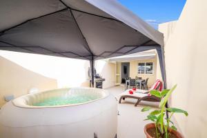 Бассейн в 3 Bedroom House of Character in Rabat или поблизости