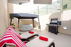 Телевизор и/или развлекательный центр в 3 Bedroom House of Character in Rabat