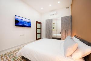 Кровать или кровати в номере 3 Bedroom House of Character in Rabat