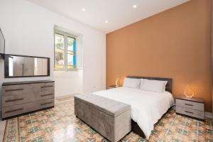 Кровать или кровати в номере 3 Bedroom House of Character in Rabat
