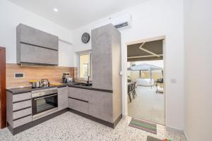 Кухня или мини-кухня в 3 Bedroom House of Character in Rabat
