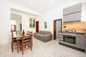 Кухня или мини-кухня в 3 Bedroom House of Character in Rabat

