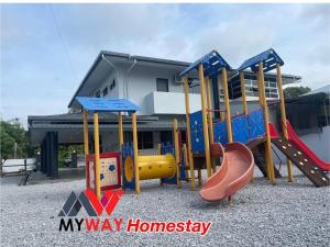 een speeltuin met een glijbaan voor een gebouw bij Myway Homestay Sarikei in Sarikei