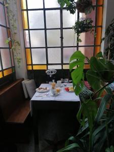 uma mesa com pratos de comida numa sala com uma janela em The Liberty Terrace em Udine