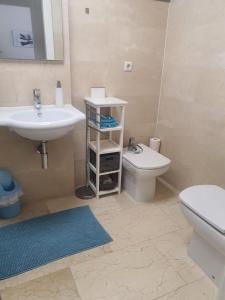 Ένα μπάνιο στο Denia Beach Suite with pool, sun terrace and tennis court +33 φωτογραφίες