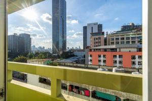 balcone con vista sullo skyline della città. di Spacious BKK studio hi speed WiFi downtown a Bangkok