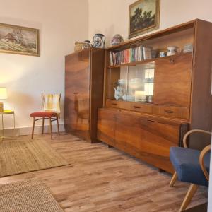 una sala de estar con un gran centro de entretenimiento de madera en NaKonci, en Vacenovice