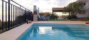 Basen w obiekcie La Torrecica, con carácter andaluz y magníficas vistas al mar y Sierra Nevada lub w pobliżu