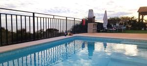 Basen w obiekcie La Torrecica, con carácter andaluz y magníficas vistas al mar y Sierra Nevada lub w pobliżu