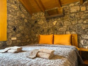 una camera da letto con un letto e asciugamani di Cottages Serdar a Mojkovac
