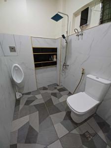 y baño con aseo blanco y ducha. en Cebu City 80sq Apartment near SM Seaside NuStar Ocean Park Dynamic Herb, en San Roque