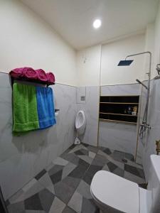 ein Bad mit einem WC und einer Dusche mit einem Handtuch in der Unterkunft Cebu City 80sq Apartment near SM Seaside NuStar Ocean Park Dynamic Herb in San Roque