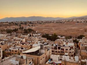 z góry widok na miasto z budynkami w obiekcie Dream Hotel jerash w mieście Dżarasz