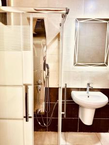 Dream Hotel jerash في جرش: حمام مع دش ومغسلة
