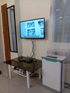 TV/trung tâm giải trí tại Cebu City Unit1 Spacious 2BR near SM Seaside NuStar Ocean Park Dynamic Herb Anjo