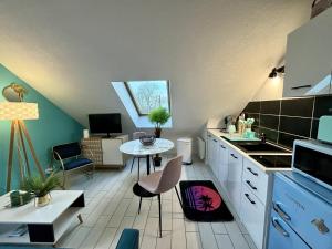 una cucina con lavandino e tavolo di -Tropical Studio- Paisible Parking Wifi Lave-Linge a Quimper