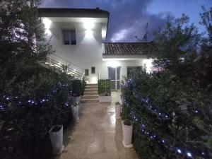 una casa bianca con luci e alberi di Natale di il tramonto a Capaci