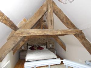 ein Schlafzimmer mit einem Bett im Dachgeschoss in der Unterkunft La Petite Maison, idéal pour velo,pied,peche,relax in Mûr-de-Bretagne