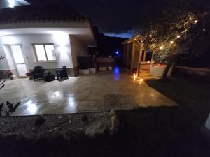 un patio di notte con luci accese su una casa di il tramonto a Capaci