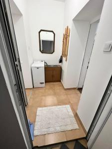 a hallway with a mirror and a bathroom at Wohnung 18A in Lutherstadt Eisleben