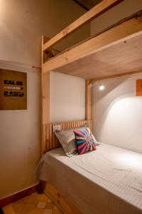 sypialnia z łóżkiem piętrowym w pokoju w obiekcie Vedant’s B&B w mieście Bir
