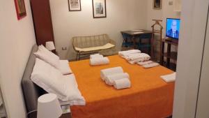 a room with a table with towels on it at Cinque Terre Tra Il Filo Di Arianna in Riccò del Golfo di Spezia