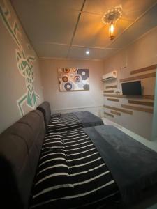 邦咯的住宿－INTAN CHALEt，一间带大床和电视的卧室