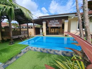 uma piscina em frente a uma casa em Achutra Muslim Guesthouse (pool) em Malaca